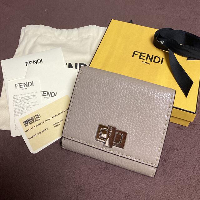 95000円程度色FENDI セレリア ピーカブー折りたたみウォレット