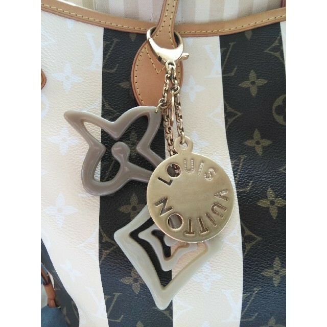 ルイヴィトン キーホルダー ポルトクレ・タイシェンヌ バッグチャーム チャーム 【限定品】 ルイ ヴィトン LOUIS VUITTON エピ プティット マル キーホルダー チャーム レッド ブラック M00005 シルバー 金具 Key Charm