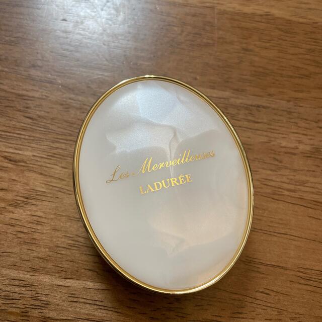 Les Merveilleuses LADUREE(レメルヴェイユーズラデュレ)の[中古]レ・メルヴェイユーズ　ラドュレ　パウダーブラッシュ　22 コスメ/美容のベースメイク/化粧品(チーク)の商品写真