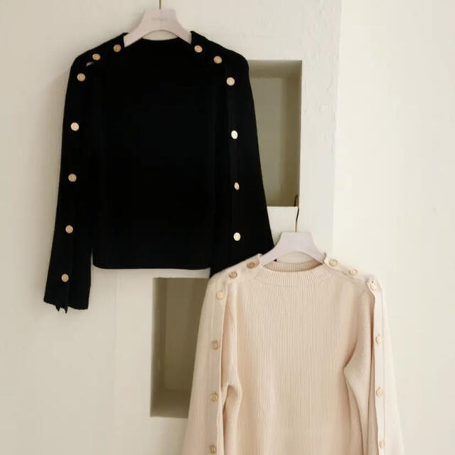 herlipto Embellished Button Ribbed Knit  レディースのトップス(ニット/セーター)の商品写真