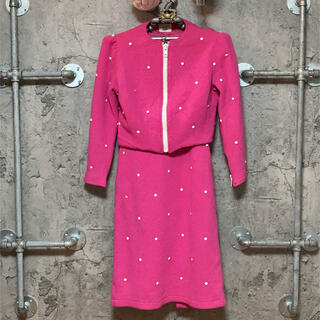 イタリヤ(伊太利屋)のピンク スカート スーツ セットアップ 上下 ジップアップ 刺繍 柄 レディース(セット/コーデ)
