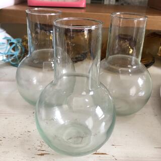 フェリシモ(FELISSIMO)のレトロ　フラスコのような花瓶　ガラスの花瓶　コロンとした花びん　3個(花瓶)