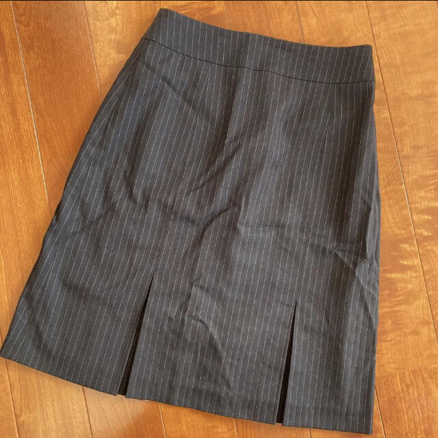 THE SUIT COMPANY(スーツカンパニー)のPerfect Suit FActory 黒ストライプ スーツ スカート レディースのフォーマル/ドレス(スーツ)の商品写真