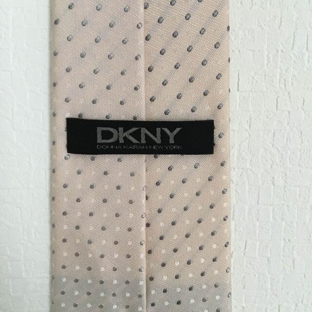 DKNY(ダナキャランニューヨーク)のネクタイ　紳士　スーツ　小物　ピンク　 メンズのファッション小物(ネクタイ)の商品写真