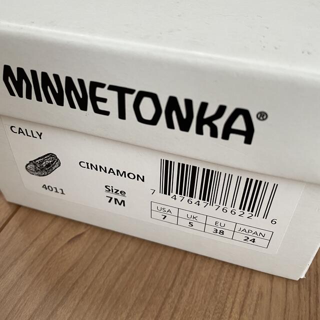 Minnetonka(ミネトンカ)の【新品】ミネトンカ モカシン CALLY シナモン 24cm レディースの靴/シューズ(スリッポン/モカシン)の商品写真