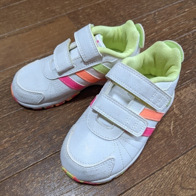 adidas(アディダス)のアディダス　スニーカー　15cm キッズ/ベビー/マタニティのキッズ靴/シューズ(15cm~)(スニーカー)の商品写真