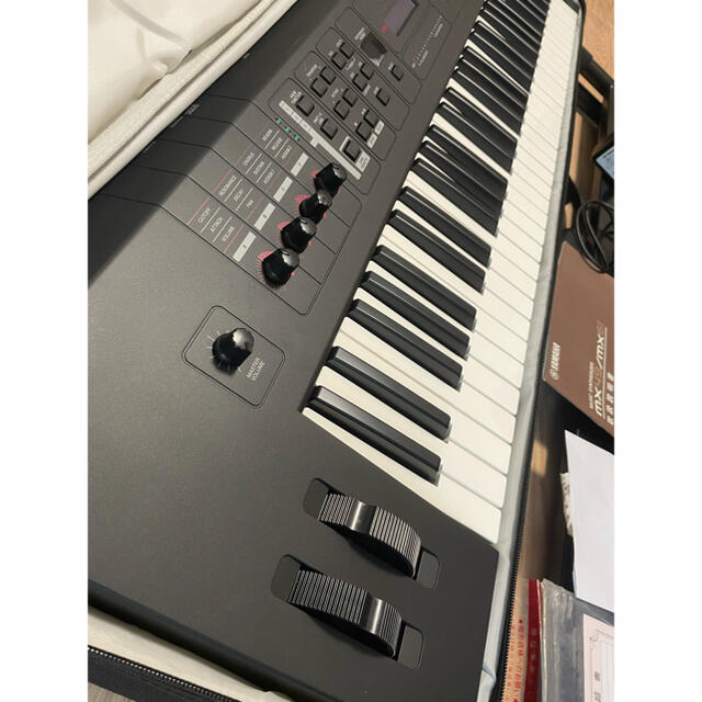 ヤマハ(ヤマハ)のYAMAHA MX61 シンセサイザー　キーボード　スタンド付き 楽器の鍵盤楽器(キーボード/シンセサイザー)の商品写真