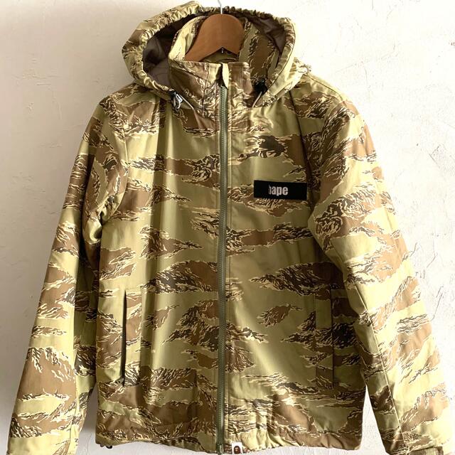 A BATHING APE(アベイシングエイプ)の【未使用】アベイシングエイプ ミリタリージャケット　中綿ブルゾン　カモフラ メンズのジャケット/アウター(ミリタリージャケット)の商品写真