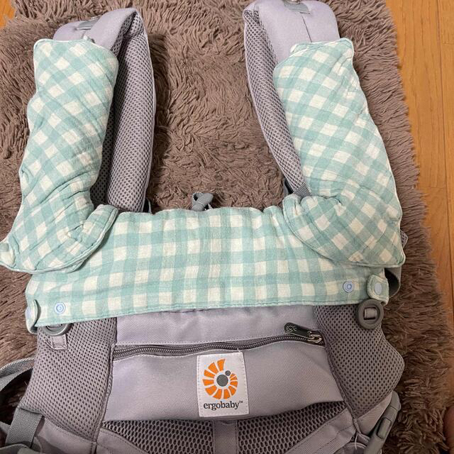 Ergobaby(エルゴベビー)の専用【おまけのカバー・収納袋付】エルゴベビー オムニ360 クールエア メッシュ キッズ/ベビー/マタニティの外出/移動用品(抱っこひも/おんぶひも)の商品写真