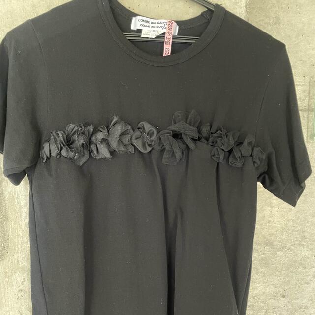 COMME des GARCONS(コムデギャルソン)のcomme des garçons フラワーコサージュTシャツ レディースのトップス(Tシャツ(半袖/袖なし))の商品写真