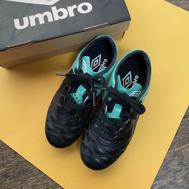 UMBRO(アンブロ)のmaさま専用❗️umbro アンブロ　ジュニア　スパイク　19cm スポーツ/アウトドアのサッカー/フットサル(シューズ)の商品写真