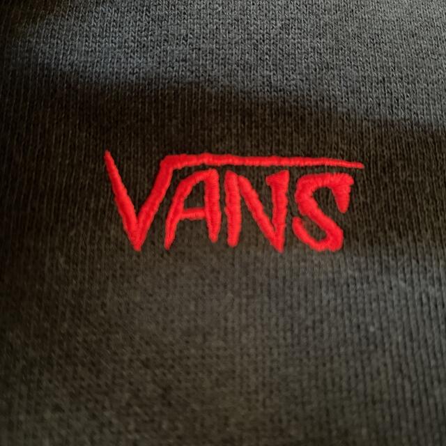 VANS(ヴァンズ)の新品未使用品　VANS ロゴ刺繍　パーカー　ヴァンズ　バンズ　XLサイズ メンズのトップス(パーカー)の商品写真
