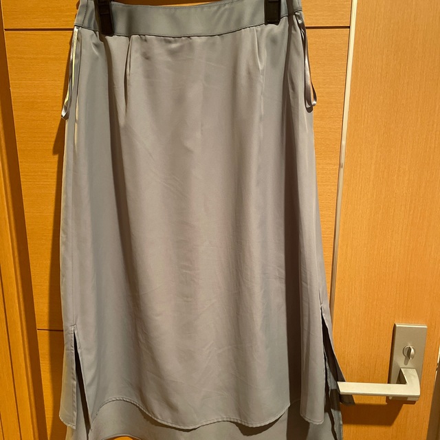 UNIQLO(ユニクロ)のUNIQLO サテンスカート　グリーン レディースのスカート(ひざ丈スカート)の商品写真