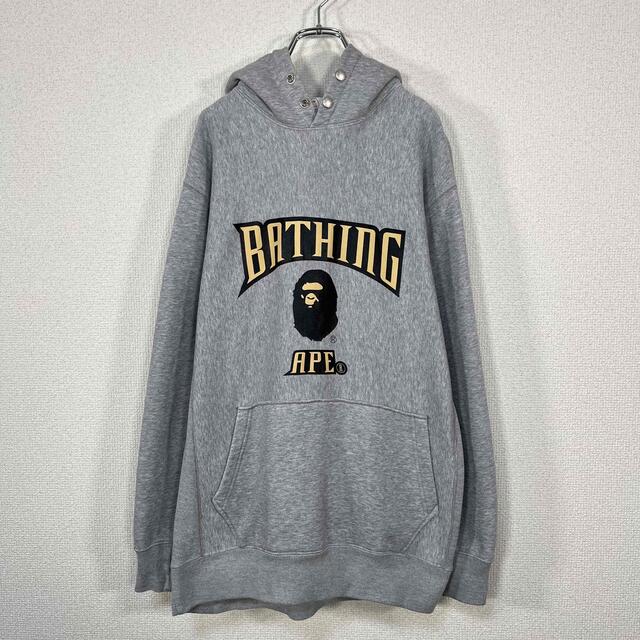 A BATHING APE(アベイシングエイプ)のエイプ/APE スウェット パーカー　3段ロゴプリント　グレー　スナップボタン メンズのトップス(パーカー)の商品写真