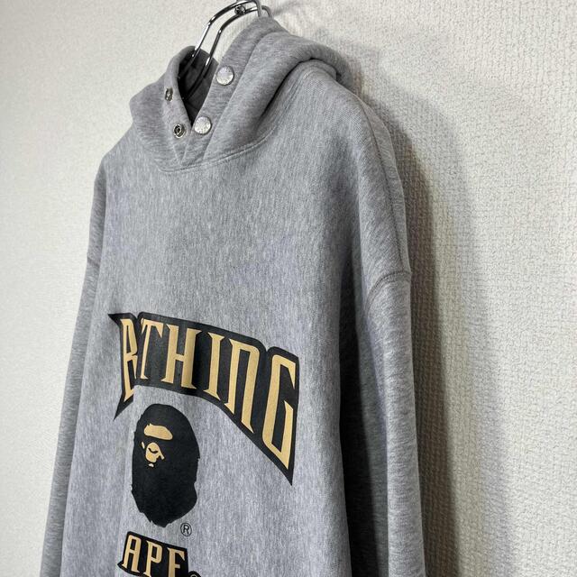 A BATHING APE(アベイシングエイプ)のエイプ/APE スウェット パーカー　3段ロゴプリント　グレー　スナップボタン メンズのトップス(パーカー)の商品写真