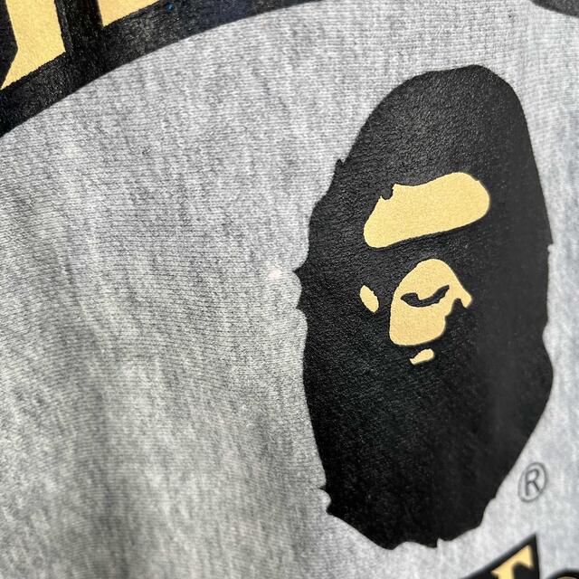 A BATHING APE(アベイシングエイプ)のエイプ/APE スウェット パーカー　3段ロゴプリント　グレー　スナップボタン メンズのトップス(パーカー)の商品写真