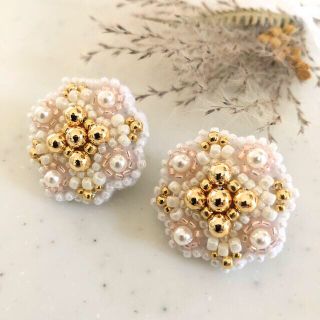 ビーズ刺繍イヤリング ピアス ハンドメイド ピンク お花 パール 白の