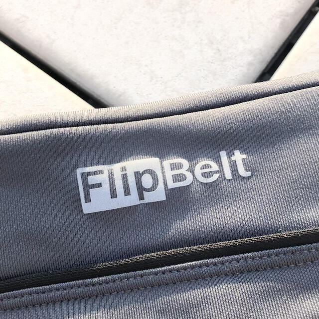 FlipBelt フリップベルトMサイズ 色グレー スポーツ/アウトドアのランニング(その他)の商品写真