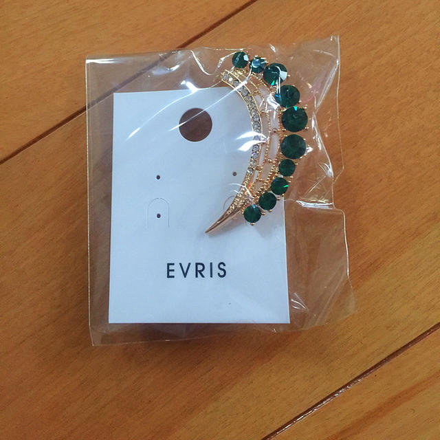 EVRIS(エヴリス)のEVRIS♡新品未使用!! カラーストーンイヤーカフ レディースのアクセサリー(ピアス)の商品写真