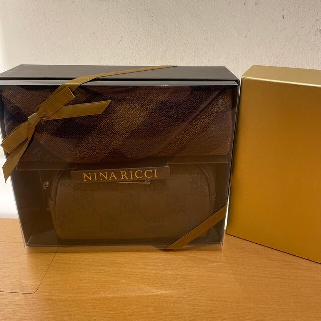 NINA RICCI(ニナリッチ)のニナリッチポーチ&タオルハンカチセット レディースのファッション小物(ポーチ)の商品写真