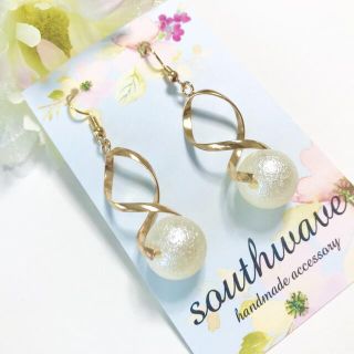 コットンパール付きツイストチャームピアス♡southwave (ピアス)