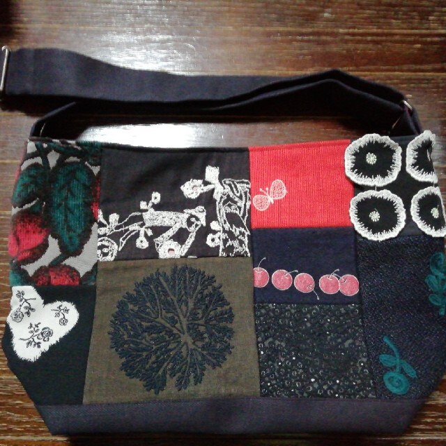 mina perhonen(ミナペルホネン)の⭐dali様ご専用です💠ミナペルホネン　赤が効いてる❤️くたっとバッグ🍒 レディースのバッグ(ショルダーバッグ)の商品写真