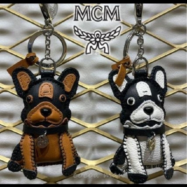 ブランド 新品 MCM かわいい 犬のバッグチャーム????️ホワイトのみ