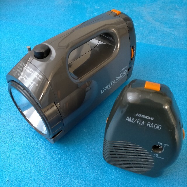 日立 HITACHI ラジオライト　ライト単2電池✕4個　ラジオ単３電池✕2個 スポーツ/アウトドアの自転車(工具/メンテナンス)の商品写真