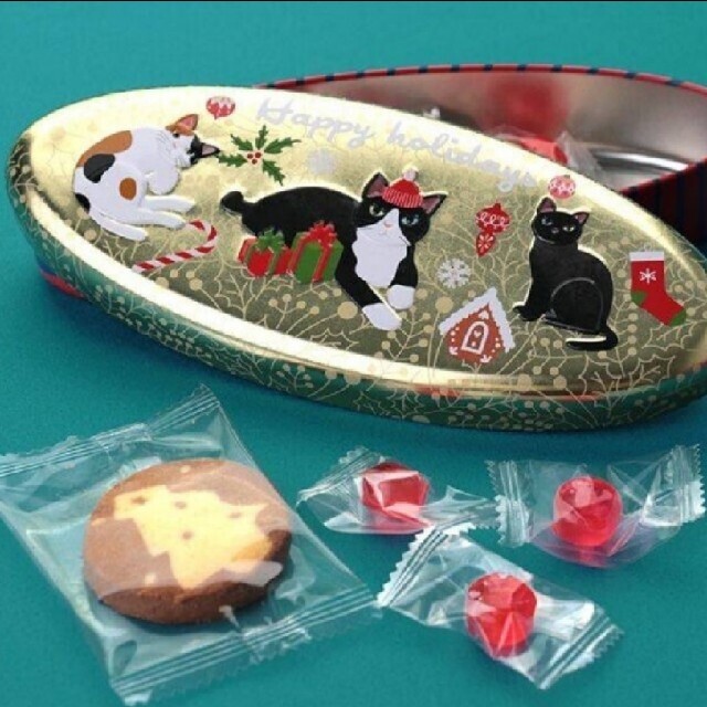 KALDI(カルディ)のクリスマス ネコオーバル缶 食品/飲料/酒の食品(菓子/デザート)の商品写真