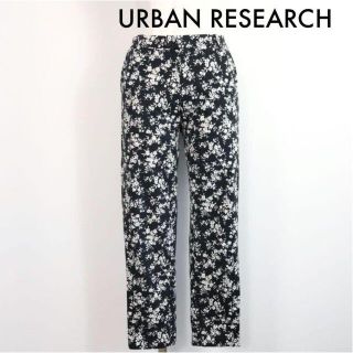 アーバンリサーチ(URBAN RESEARCH)のアーバンリサーチ 総柄 花柄 ストレッチ クロップドパンツ ブラック 36(カジュアルパンツ)