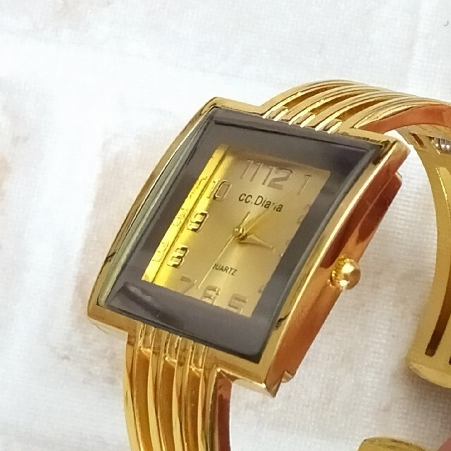 【匿名配送】CC.Diana　お洒落な バングルウォッチ （黒✕ゴールド） レディースのファッション小物(腕時計)の商品写真