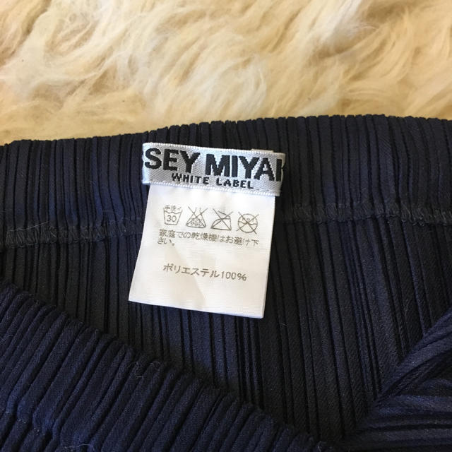 ISSEY MIYAKE(イッセイミヤケ)のイッセイミヤケ ホワイトレーベル 上品な濃紺のデザインスカート レディースのスカート(ロングスカート)の商品写真
