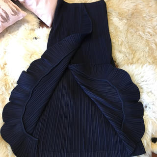 イッセイミヤケ(ISSEY MIYAKE)のイッセイミヤケ ホワイトレーベル 上品な濃紺のデザインスカート(ロングスカート)