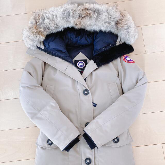 CANADA GOOSE(カナダグース)のカナダグース　ベージュxs レディースのジャケット/アウター(ダウンジャケット)の商品写真