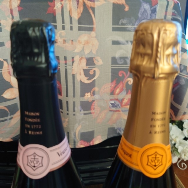 ヴーヴ・クリコ ローズラベルとイエローラベルをセットで 食品/飲料/酒の酒(シャンパン/スパークリングワイン)の商品写真