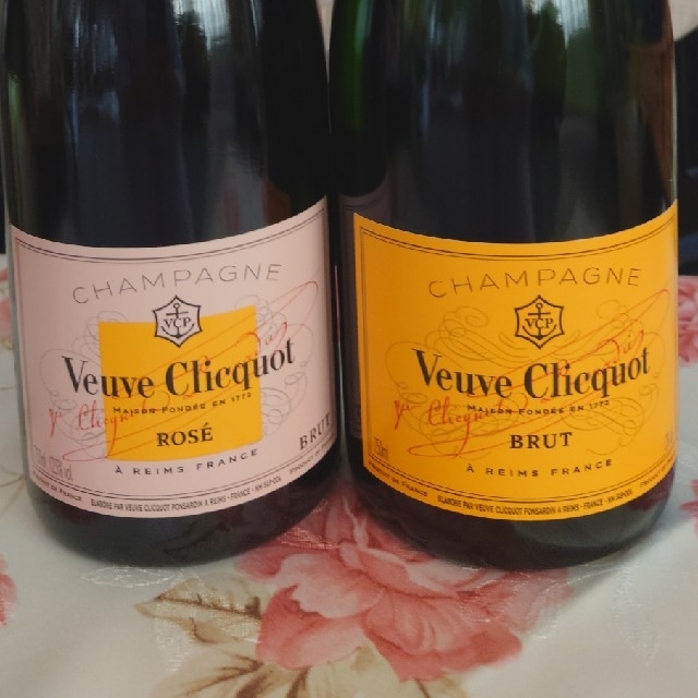 ヴーヴ・クリコ ローズラベルとイエローラベルをセットで 食品/飲料/酒の酒(シャンパン/スパークリングワイン)の商品写真