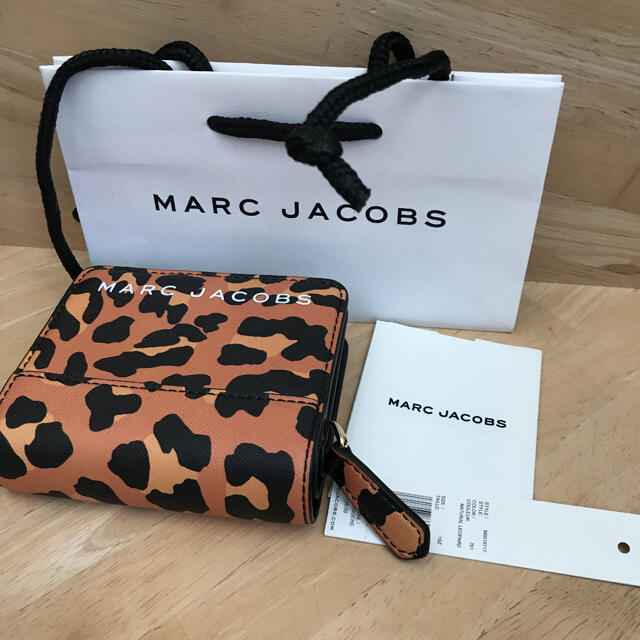 MARC JACOBS(マークジェイコブス)の【新品】即発 マークジェイコブス 二つ折り財布 ミニ　レオパード レディースのファッション小物(財布)の商品写真