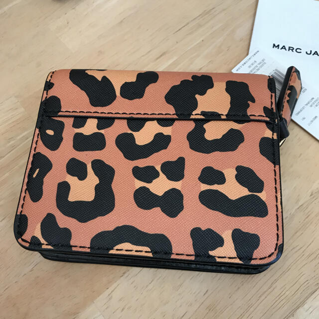 MARC JACOBS(マークジェイコブス)の【新品】即発 マークジェイコブス 二つ折り財布 ミニ　レオパード レディースのファッション小物(財布)の商品写真