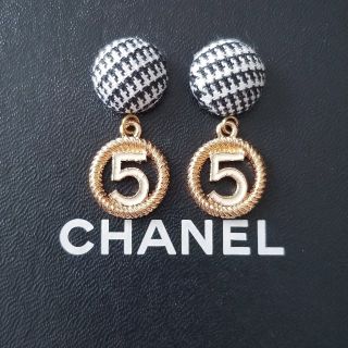 シャネル(CHANEL)のNo.5チャーム/チェックカボション/WHITE(ピアス)