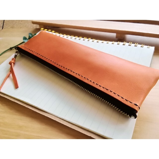 革のペンケース　ミニマムSIZE　オレンジ系ブラウン　シンプル ハンドメイドの文具/ステーショナリー(その他)の商品写真