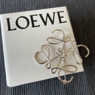 ロエベ(LOEWE)の未使用☆正規品LOEWEアナグラムブローチ♪シルバー(ブローチ/コサージュ)