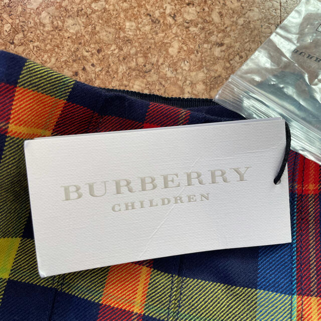 BURBERRY(バーバリー)の新品未使用品　Burberry バーバリー　4歳　スカート キッズ/ベビー/マタニティのキッズ服女の子用(90cm~)(スカート)の商品写真