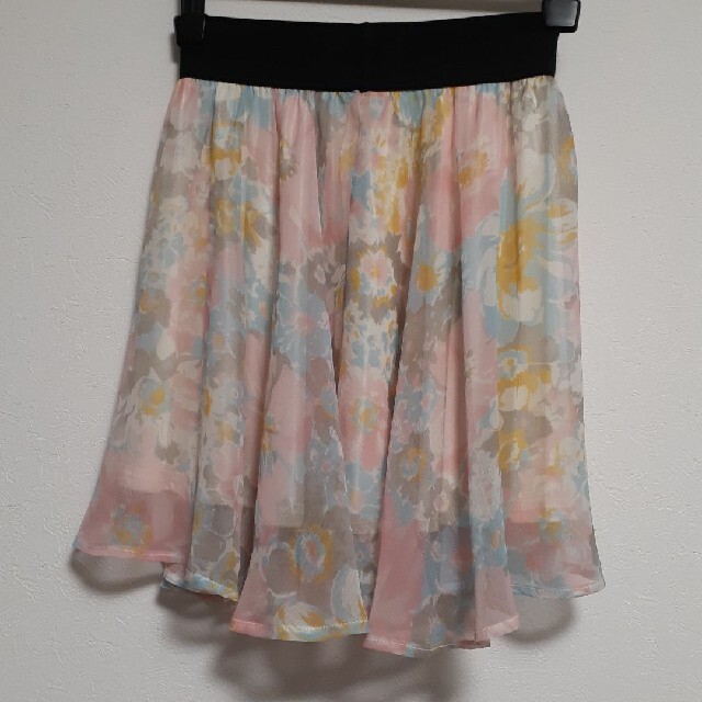 PRIME PATTERN(プライムパターン)の花柄スカート　ピンクと水色と黄色の花柄　シフォン可愛いスカート レディースのスカート(ひざ丈スカート)の商品写真