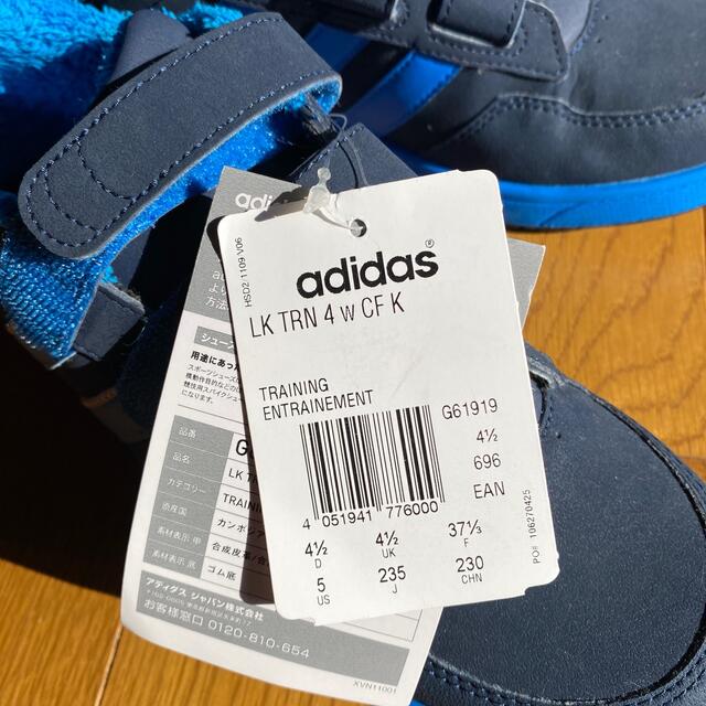 adidas(アディダス)のadidasシューズ　23.5センチ　新品タグ付き キッズ/ベビー/マタニティのキッズ靴/シューズ(15cm~)(スニーカー)の商品写真