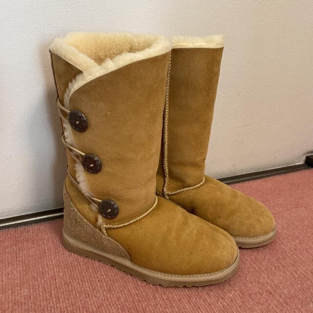 美品　UGG  オーストリア　OKギフトショップ　ムートンブーツ　ベリーボタン