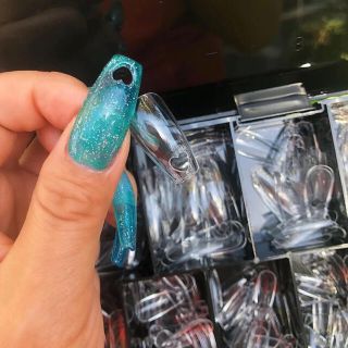 OPI(オーピーアイ)のアプレ Gel x BritneyTOKYO ハートパンチ チップ 40枚 コスメ/美容のネイル(つけ爪/ネイルチップ)の商品写真