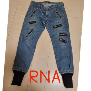 アールエヌエー(RNA)のRNA  パンツ　デニム素材(デニム/ジーンズ)