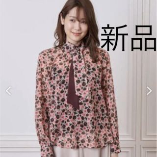 アナイ(ANAYI)の加藤綾子アナ着用　パンジープリントスカーフネックブラウス　38(シャツ/ブラウス(長袖/七分))