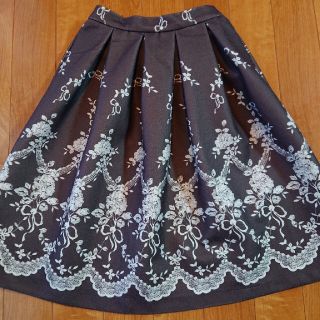 アクシーズファム(axes femme)のaxes femme アクシーズファム♪バラとレース柄のスカート♪(ひざ丈スカート)