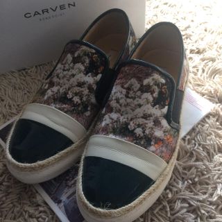 カルヴェン(CARVEN)のNaa様用     carven23.5/37転写プリントフラワーエナメルレザー(スニーカー)